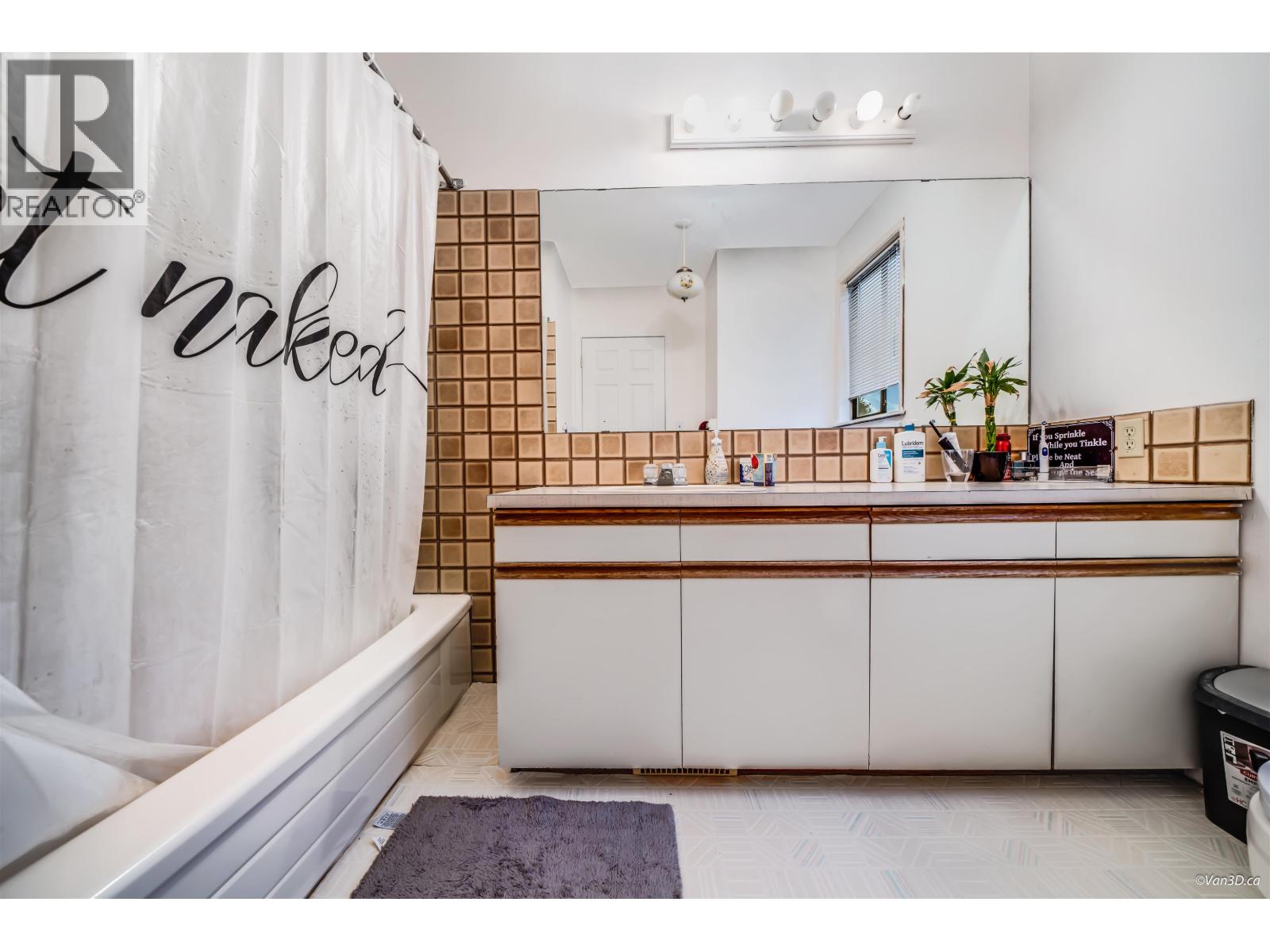 221 W 28th Street, North Vancouver, British Columbia  V7N 2H9 - Photo 8 - R3107065