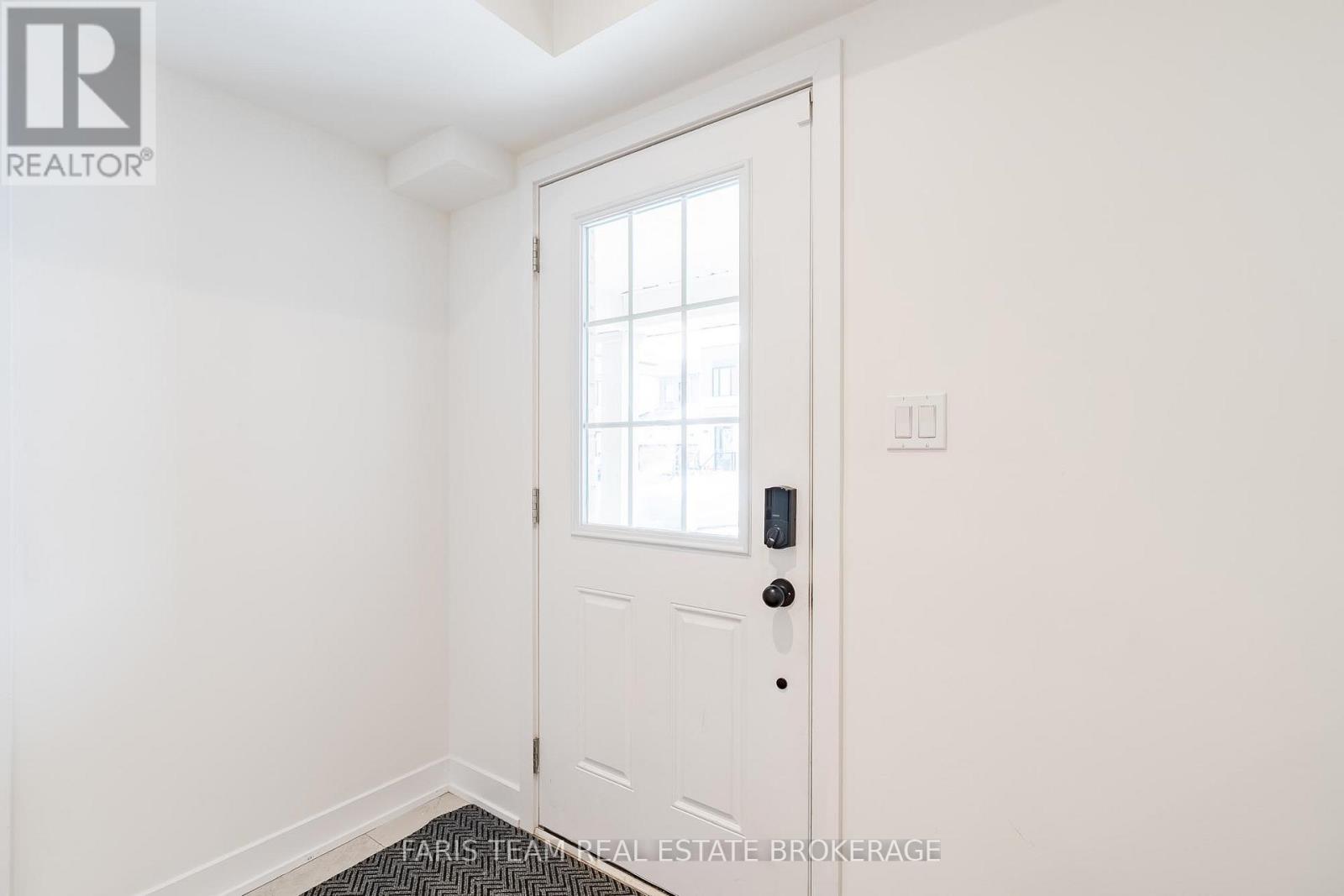 34 Hay Lane, Barrie, Ontario  L9J 0V5 - Photo 5 - S12903670