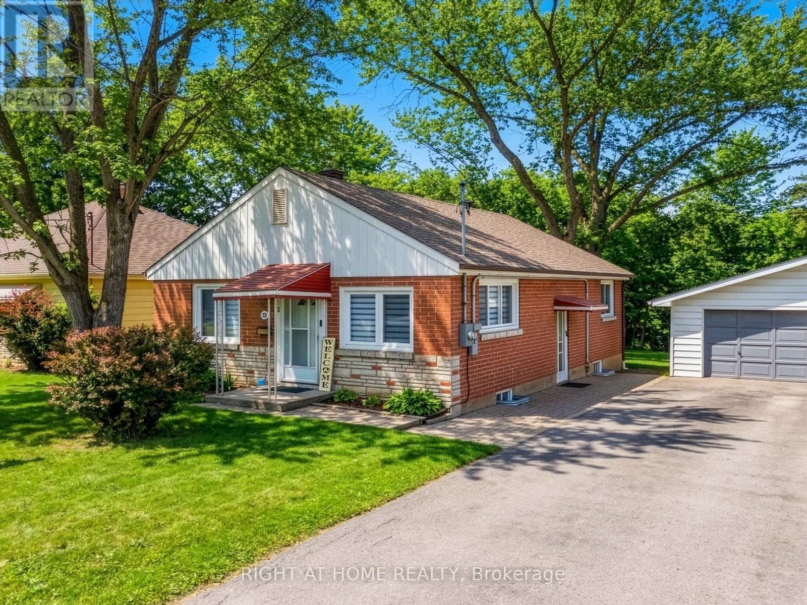735 Srigley Street, Newmarket, Ontario  L3Y 1X6 - Photo 1 - N12961026