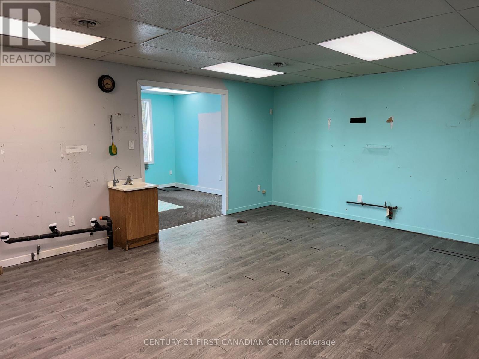 58 Ontario Street N, Lambton Shores, Ontario  N0M 1T0 - Photo 7 - X12950830