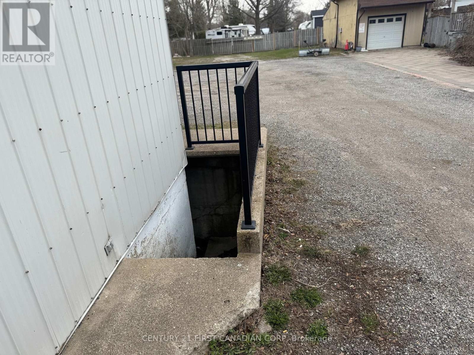 58 Ontario Street N, Lambton Shores, Ontario  N0M 1T0 - Photo 9 - X12950830