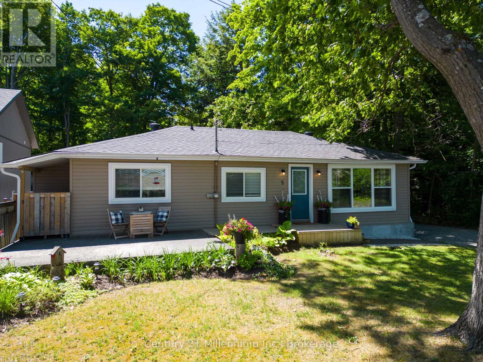 5 Bells Park Road, Wasaga Beach, Ontario L9Z 2X2 - Photo 1 - S12959700