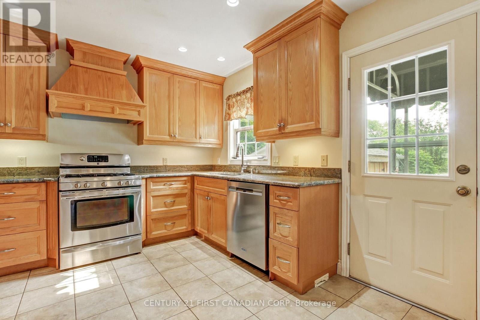 26 Grand Avenue, Chatham-Kent, Ontario  N8A 4J9 - Photo 11 - X12961176