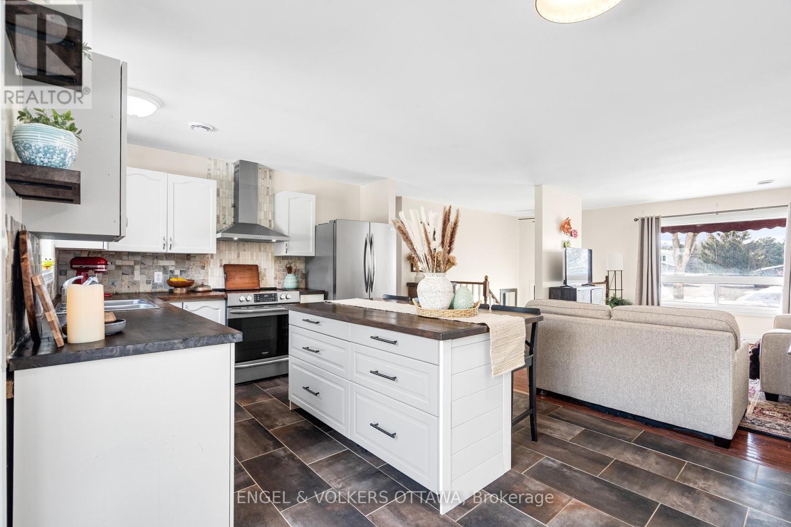 2437 Henri Menard Court, Clarence-Rockland, Ontario  K0A 2A0 - Photo 11 - X12961080