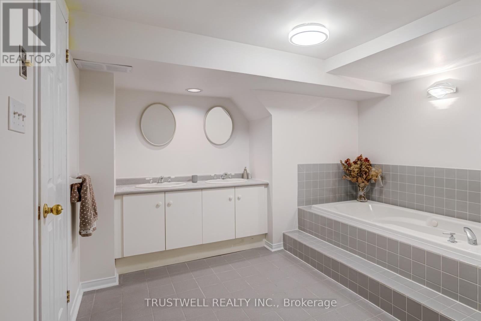 82 Long Island Crescent, Markham, Ontario  L3P 7L8 - Photo 35 - N12726408