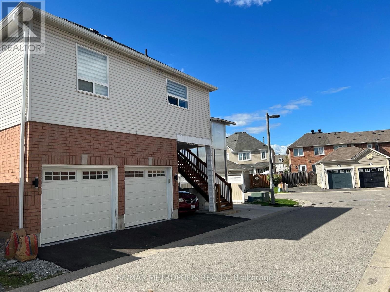 Coach - 381 Country Glen Road, Markham, Ontario  L6B 0H8 - Photo 1 - N12923764