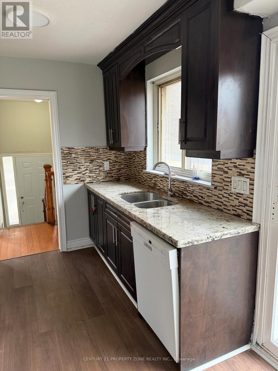 Main - 7280 Dellaport Drive, Mississauga, Ontario  L4T 2Y3 - Photo 3 - W12947888