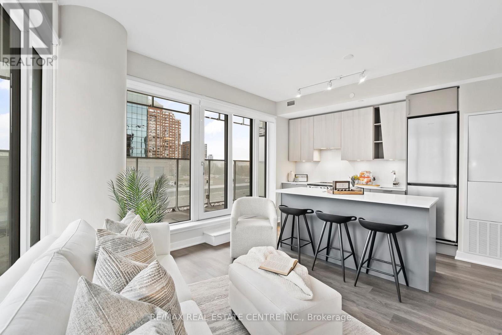 215 - 3900 Confederation Parkway, Mississauga, Ontario L5B 0M3 - Photo 13 - W12960920