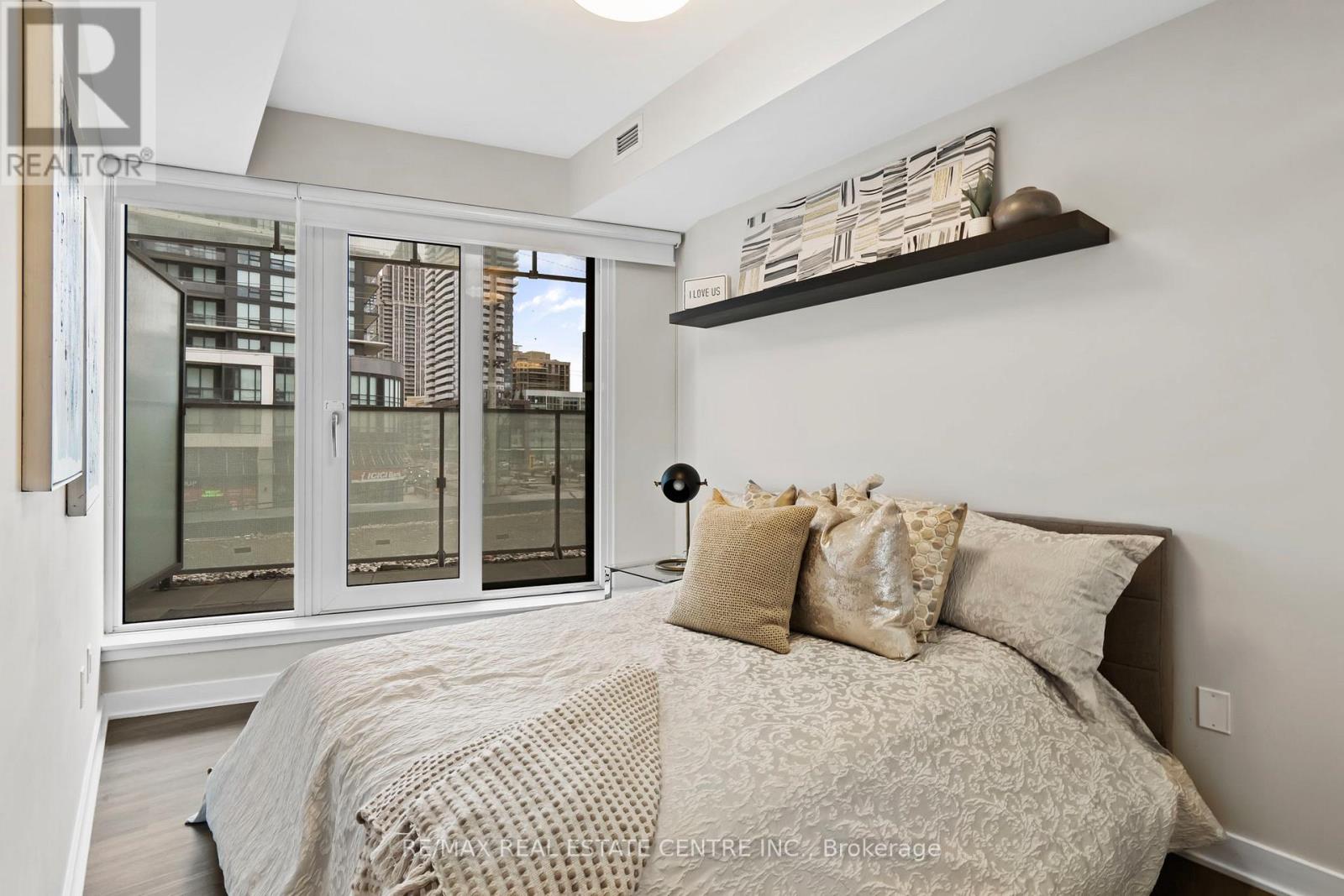 215 - 3900 Confederation Parkway, Mississauga, Ontario L5B 0M3 - Photo 14 - W12960920