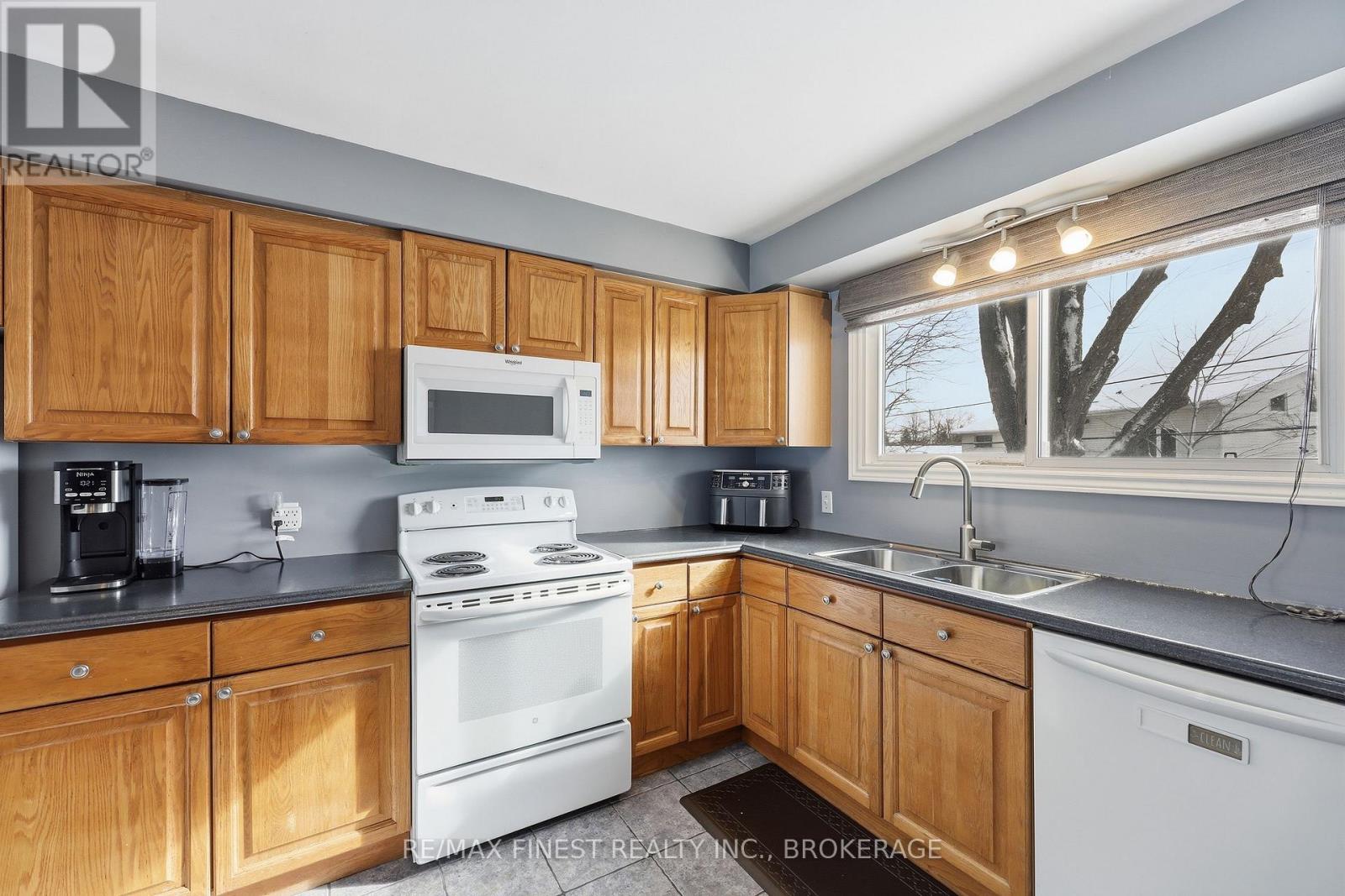 140 Falkirk Terrace, Kingston, Ontario  K7M 4C2 - Photo 5 - X12908610