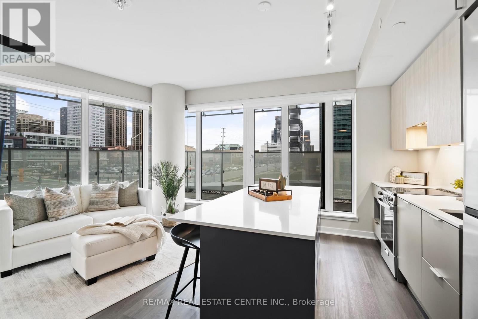 215 - 3900 Confederation Parkway, Mississauga, Ontario L5B 0M3 - Photo 4 - W12960920