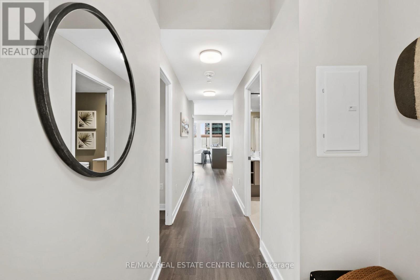 215 - 3900 Confederation Parkway, Mississauga, Ontario L5B 0M3 - Photo 3 - W12960920