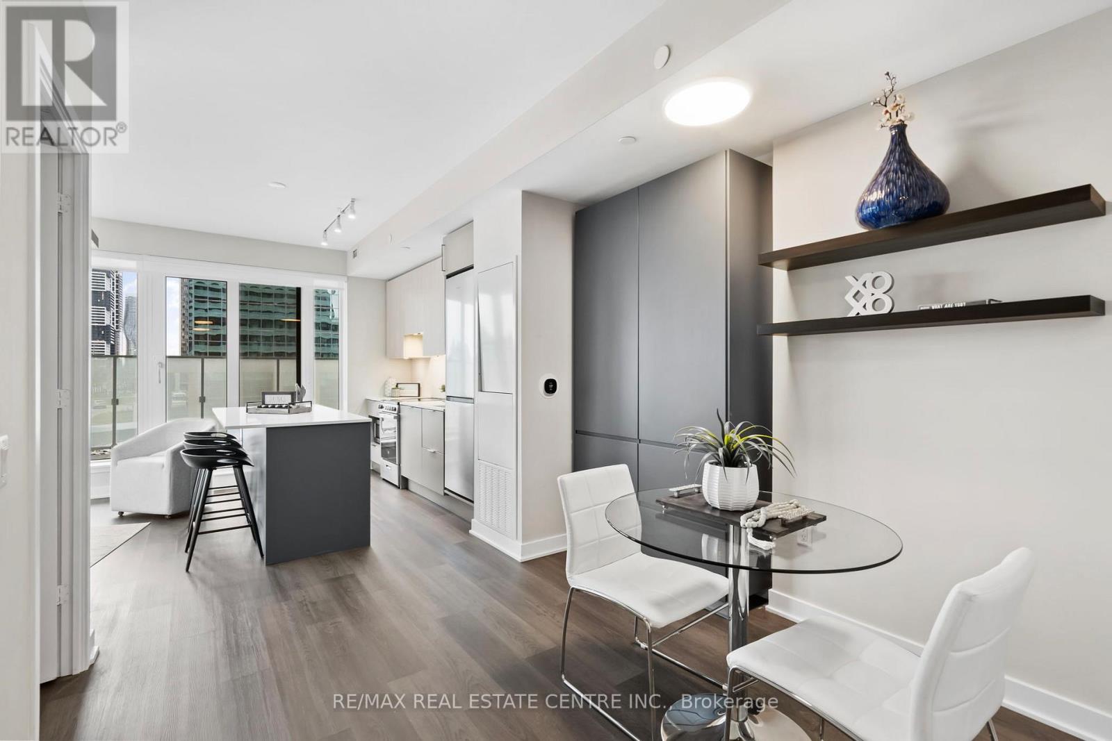 215 - 3900 Confederation Parkway, Mississauga, Ontario L5B 0M3 - Photo 6 - W12960920