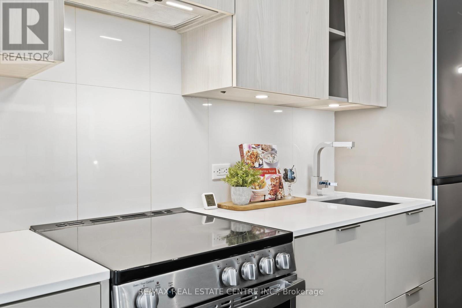 215 - 3900 Confederation Parkway, Mississauga, Ontario L5B 0M3 - Photo 7 - W12960920