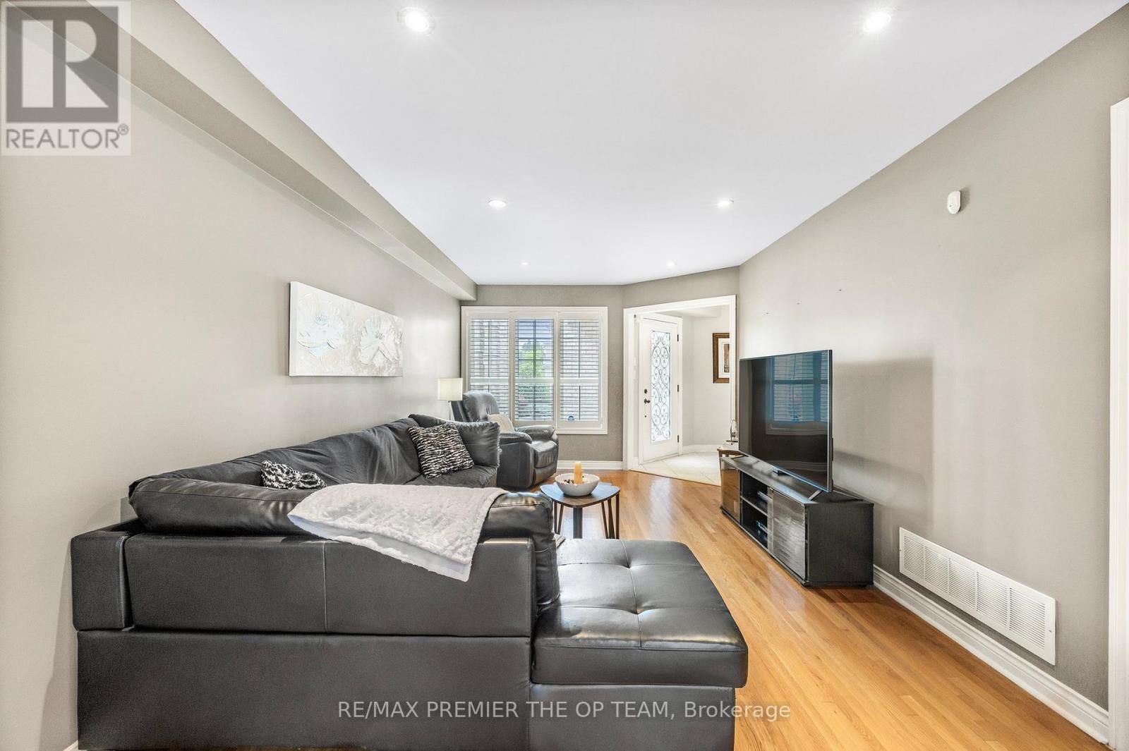 223 Landsbridge Street, Caledon, Ontario  L7E 2J6 - Photo 6 - W12961072