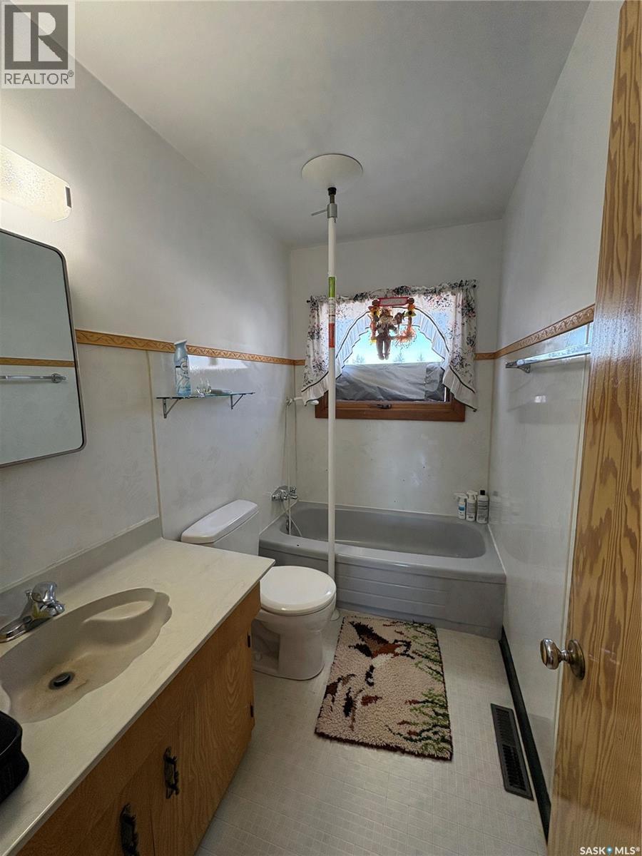 215 2nd Avenue W, Kelvington, Saskatchewan  S0A 1W0 - Photo 12 - SK032179