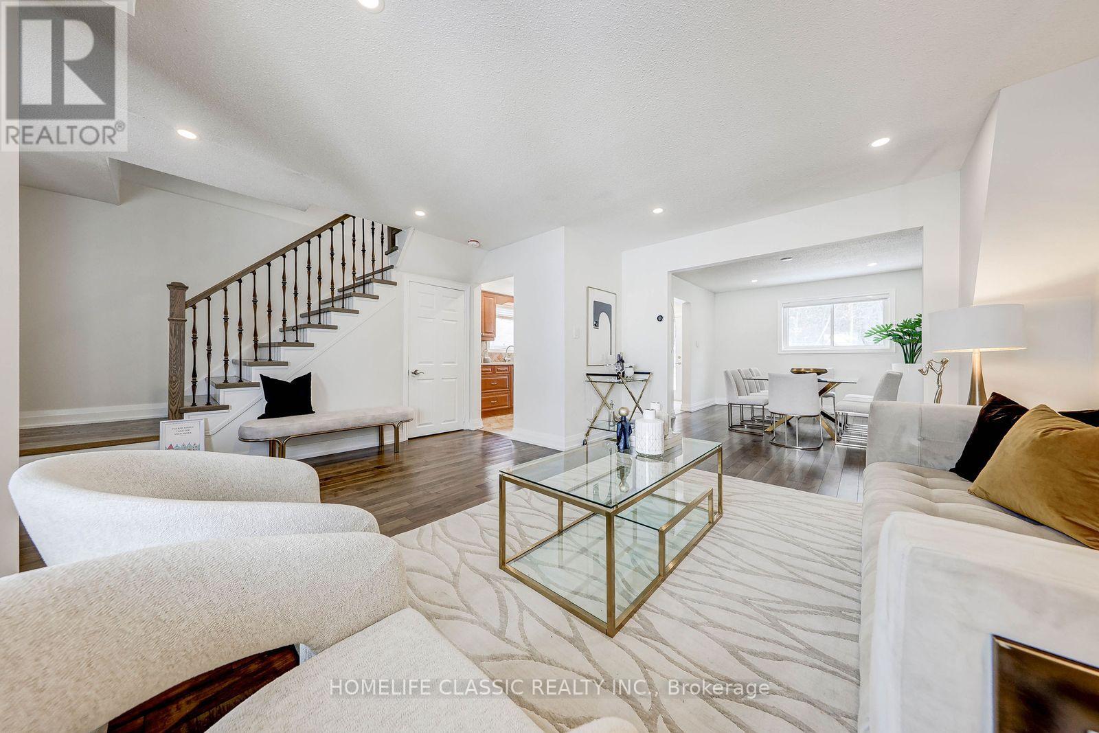 56 Gray Crescent, Richmond Hill, Ontario  L4C 5V5 - Photo 10 - N12960820