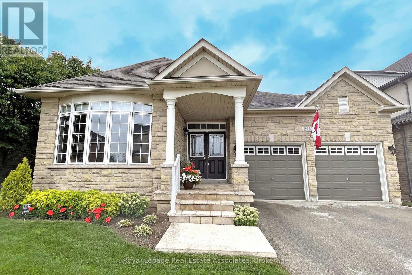 2263 Wuthering Heights Way, Oakville, Ontario  L6M 0A6 - Photo 2 - W12955566