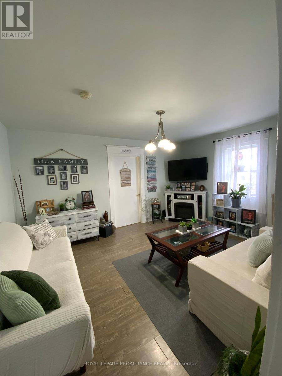 187-189 Byron Street, Quinte West, Ontario  K8V 2Y7 - Photo 10 - X12960804