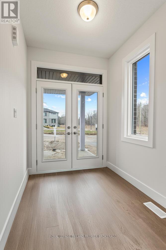 2698 Bobolink Lane, London South, Ontario  N6M 0J9 - Photo 2 - X12961392