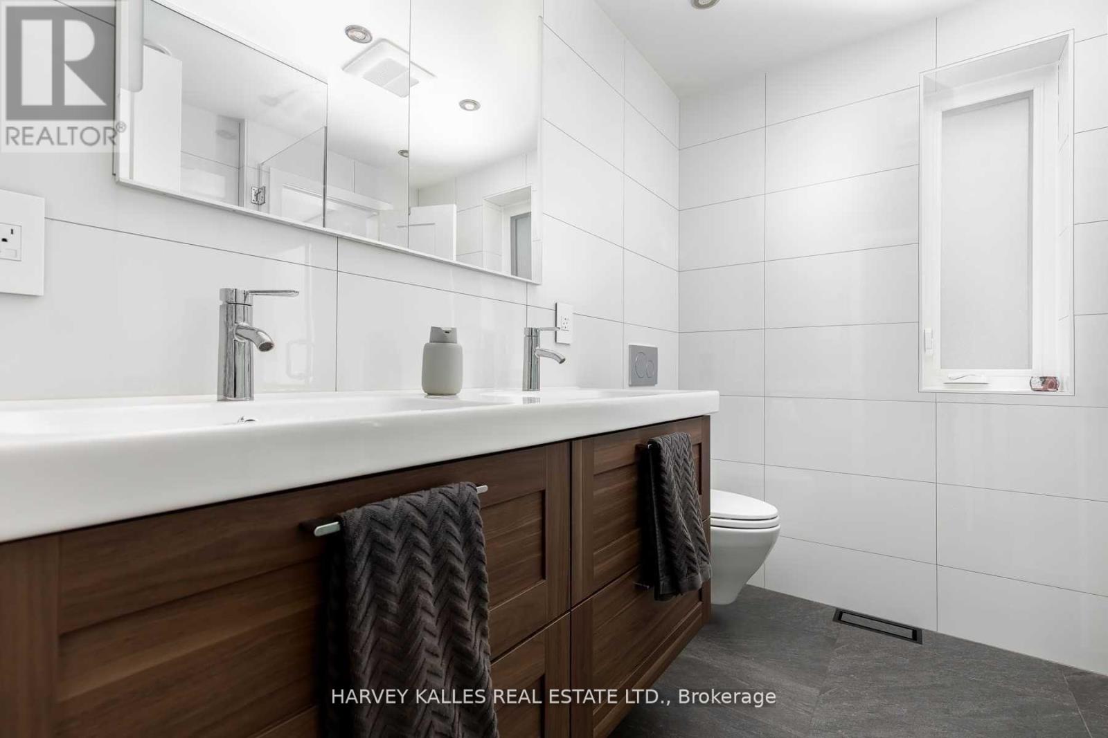 Left - 7 Rainham Place, Toronto, Ontario M3B 1A1 - Photo 12 - C12961486