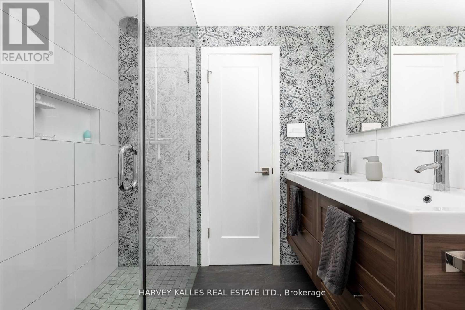 Left - 7 Rainham Place, Toronto, Ontario M3B 1A1 - Photo 13 - C12961486