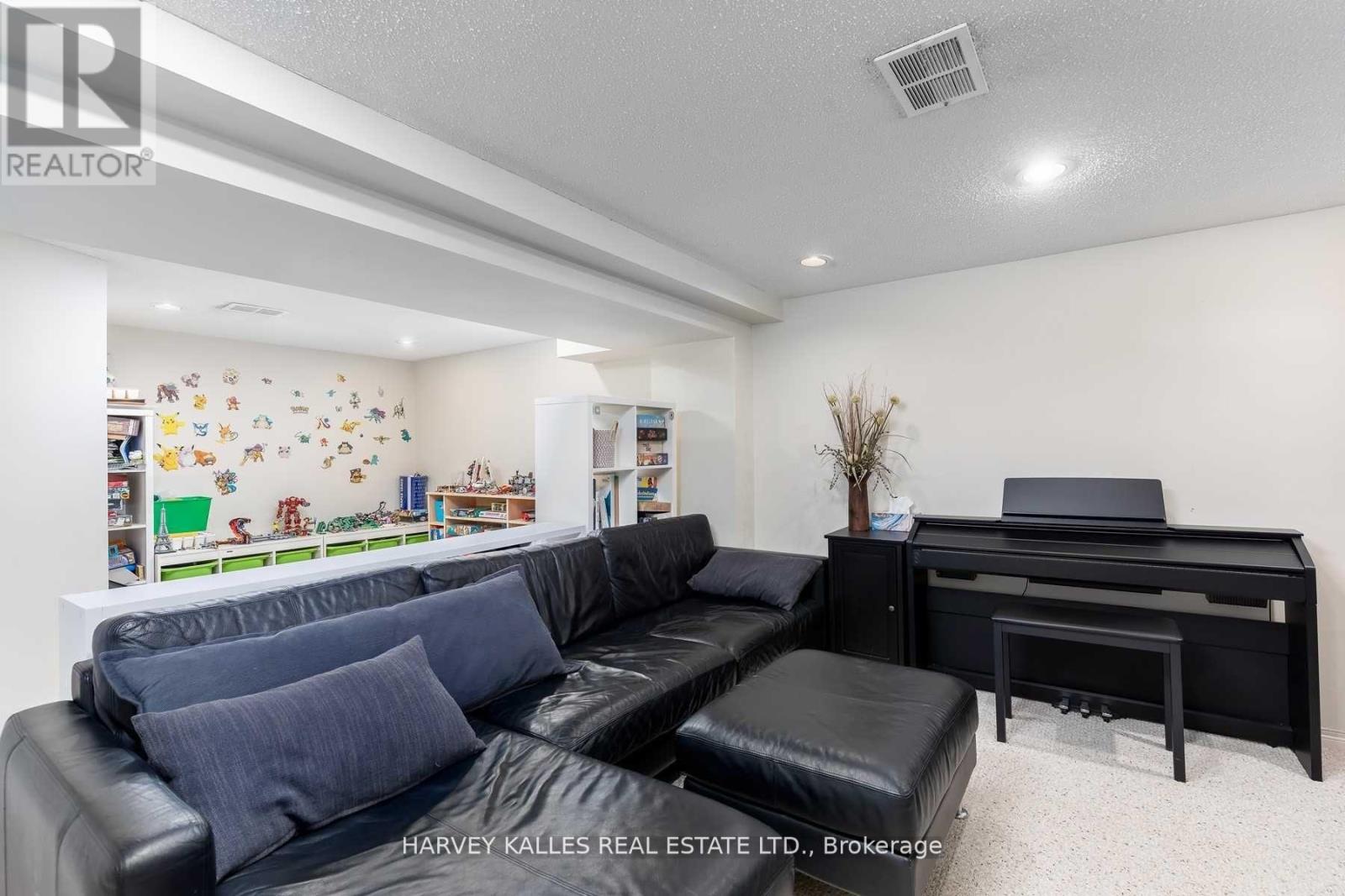 Left - 7 Rainham Place, Toronto, Ontario M3B 1A1 - Photo 14 - C12961486