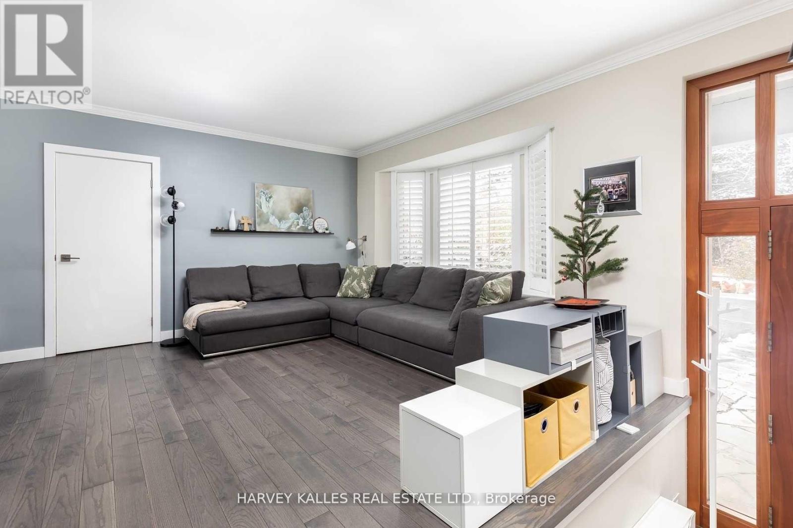 Left - 7 Rainham Place, Toronto, Ontario M3B 1A1 - Photo 4 - C12961486