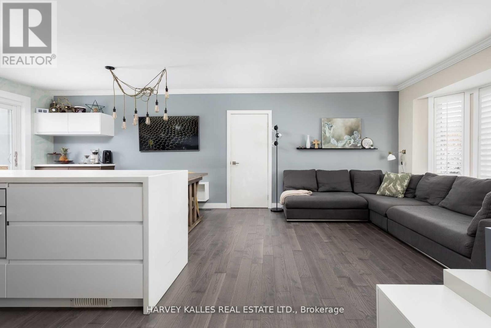 Left - 7 Rainham Place, Toronto, Ontario M3B 1A1 - Photo 5 - C12961486