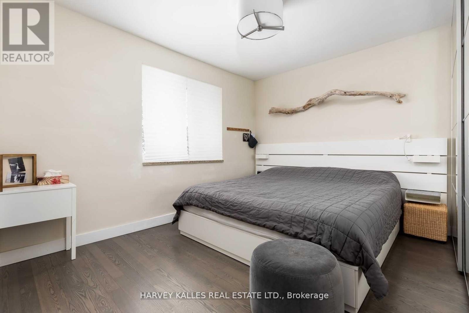 Left - 7 Rainham Place, Toronto, Ontario M3B 1A1 - Photo 9 - C12961486