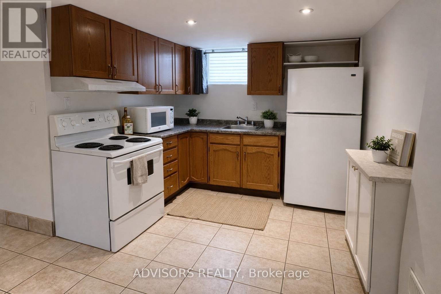 1470 Fisher Avenue, Burlington, Ontario  L7P 2L8 - Photo 3 - W12961356