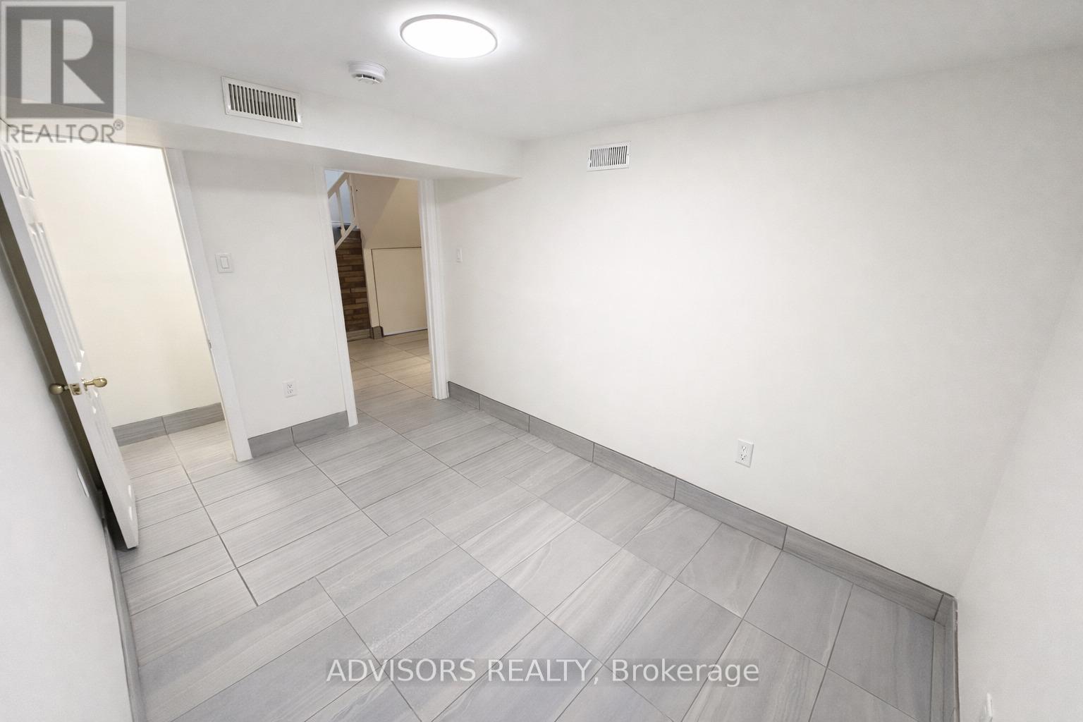 1470 Fisher Avenue, Burlington, Ontario  L7P 2L8 - Photo 8 - W12961356