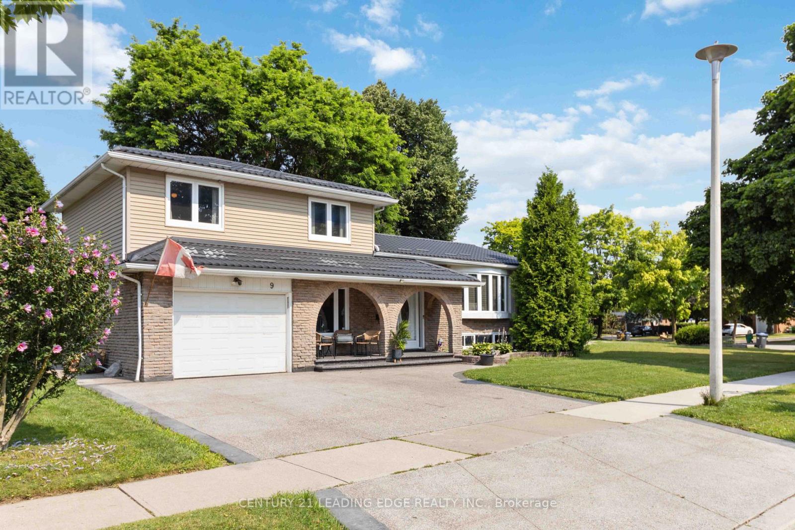 9 Trotters Lane, Brampton, Ontario  L6Y 1B5 - Photo 2 - W12961372