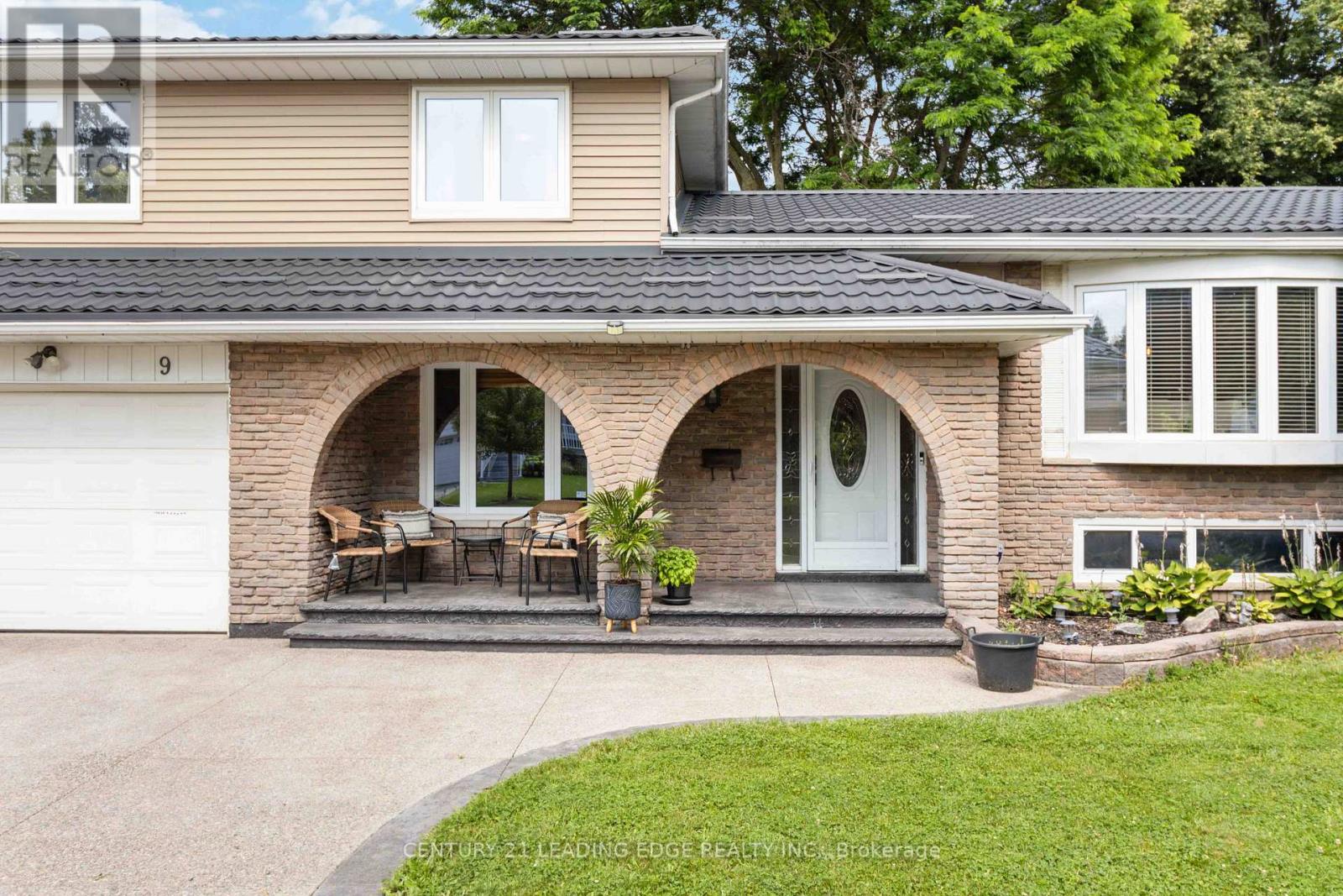 9 Trotters Lane, Brampton, Ontario  L6Y 1B5 - Photo 4 - W12961372