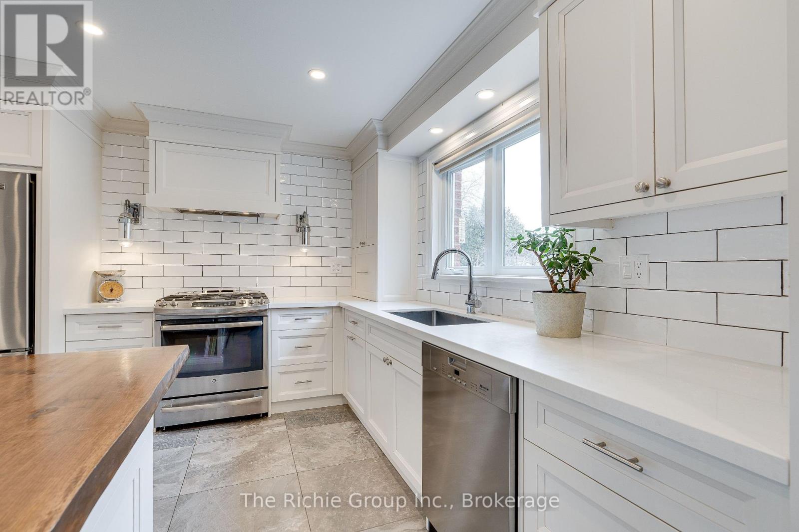 75 Marilyn Street, Caledon, Ontario  L7C 1H7 - Photo 9 - W12961406