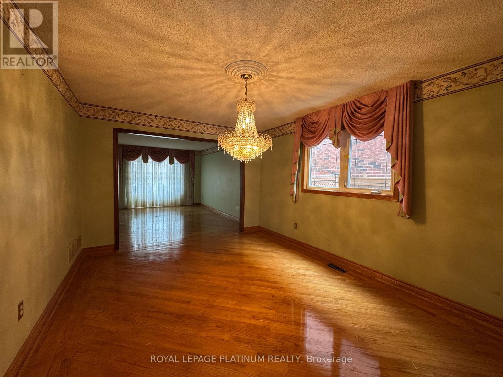 60 Brookfield Court, Brampton, Ontario  L6Y 4K4 - Photo 4 - W12961444