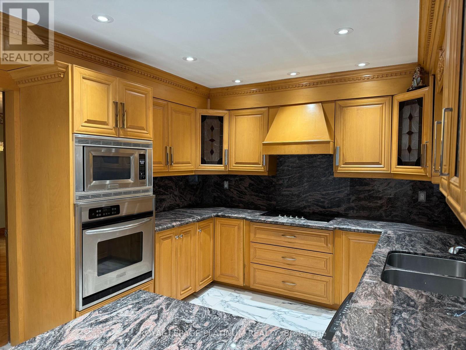 60 Brookfield Court, Brampton, Ontario  L6Y 4K4 - Photo 6 - W12961444