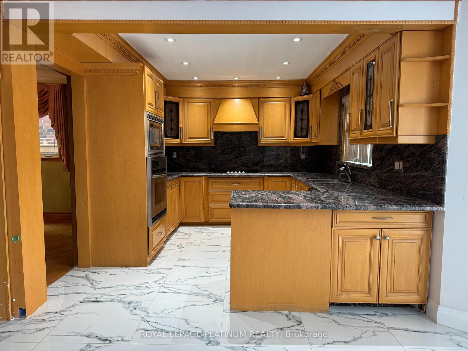 60 Brookfield Court, Brampton, Ontario  L6Y 4K4 - Photo 7 - W12961444