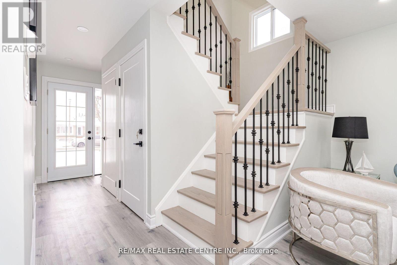 35 Feltre Avenue, Orangeville, Ontario L9W 3N8 - Photo 2 - W12961446