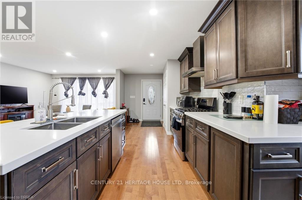 179 Banbury Road, Brantford, Ontario  N3P 1E6 - Photo 3 - X12961346