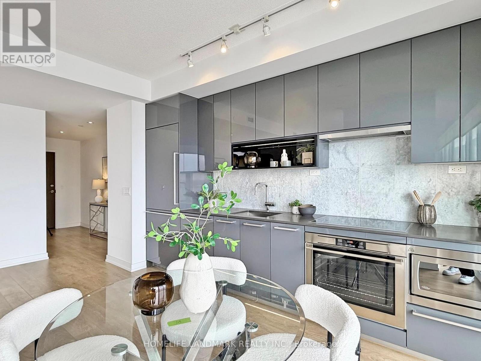 2011 - 117 Mcmahon Drive, Toronto, Ontario  M2K 0E4 - Photo 2 - C12958918