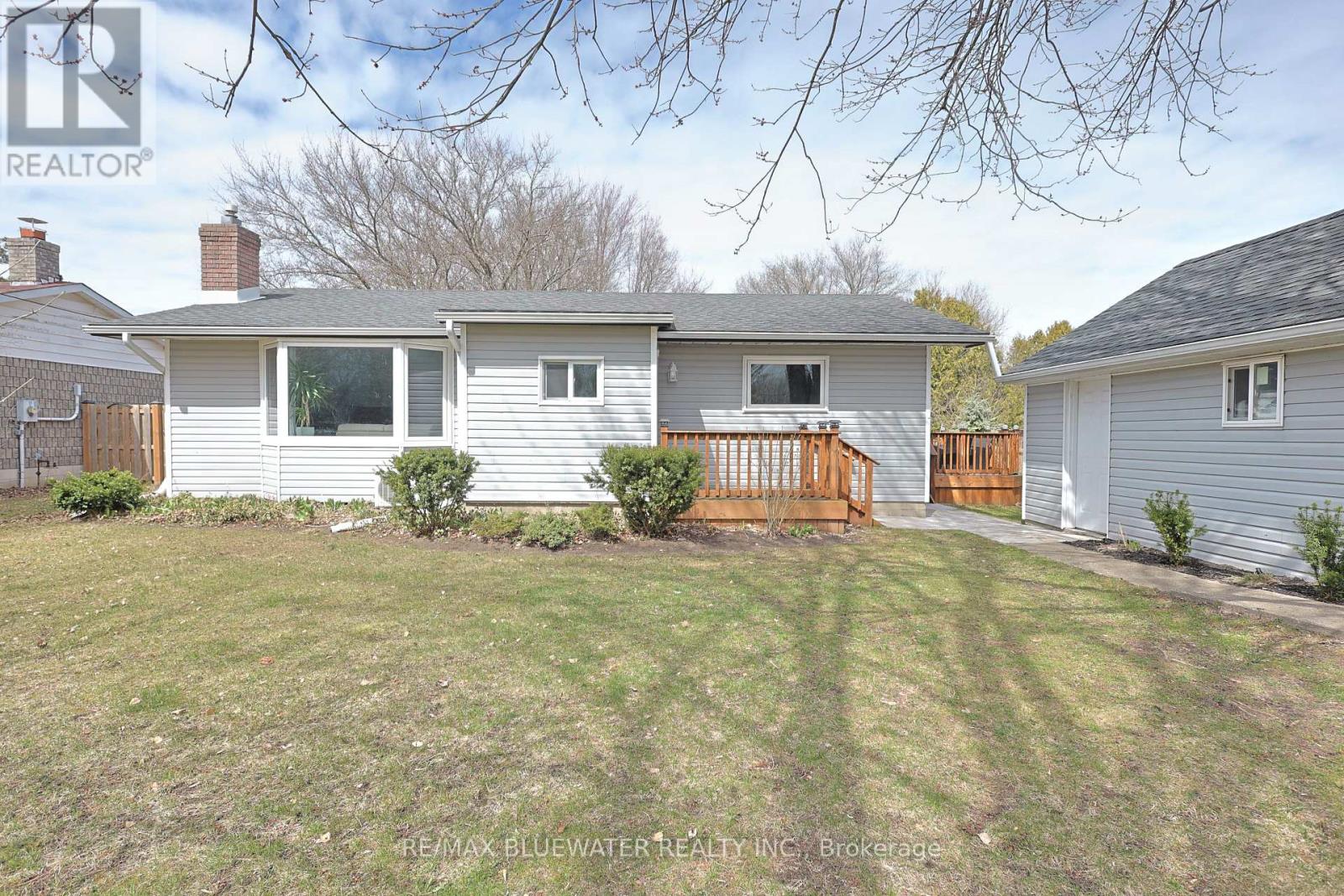 8296 Burwell Road, Lambton Shores, Ontario  N0M 1T0 - Photo 9 - X12844610