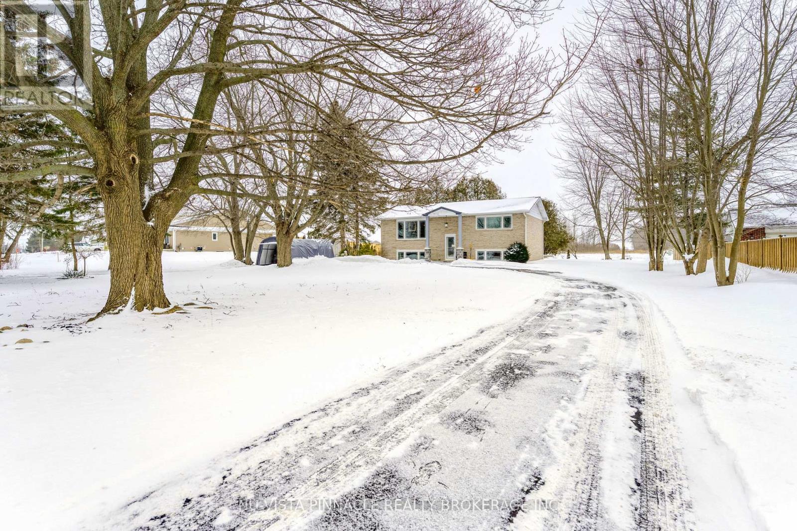3567 Egremont Road, Plympton-Wyoming, Ontario N0M 1E0 - Photo 4 - X12750470