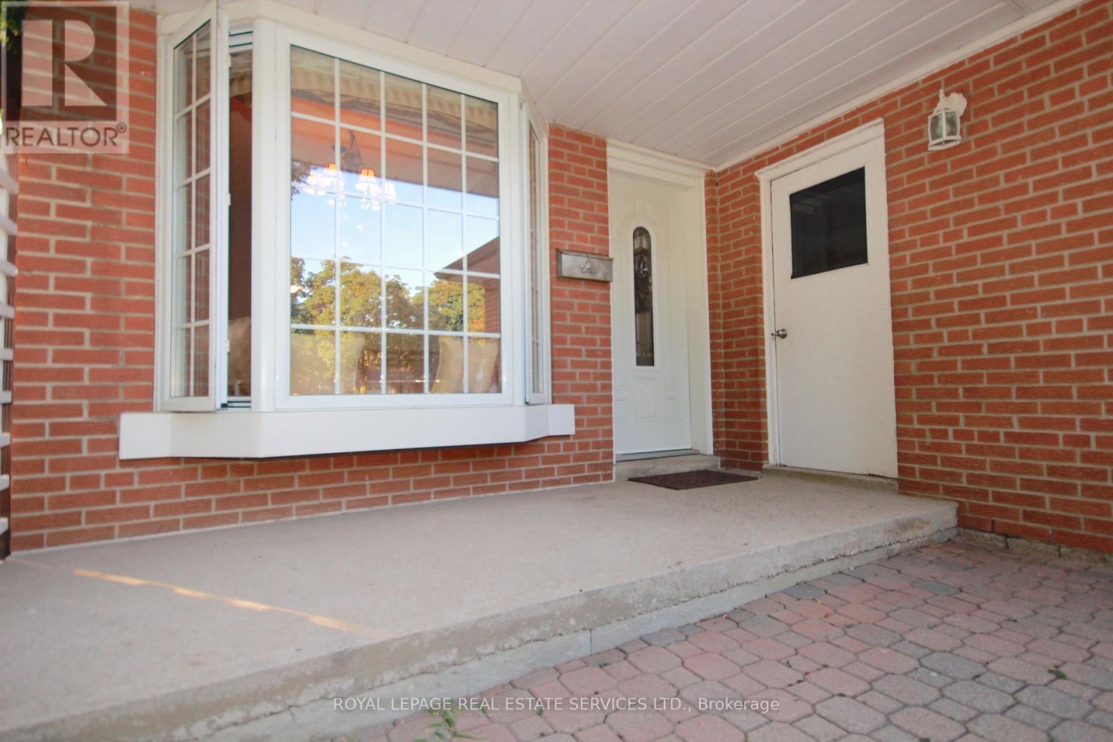 3524 Birchmeadow Crescent, Mississauga, Ontario  L4Y 3R7 - Photo 3 - W12961560