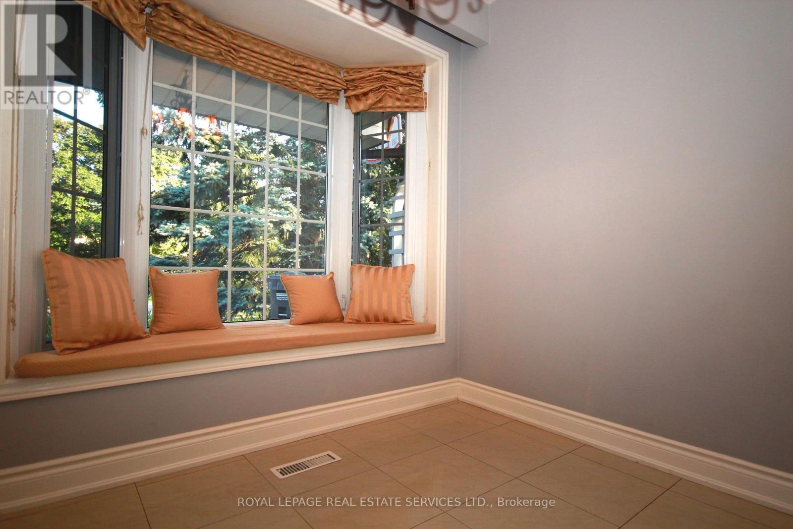 3524 Birchmeadow Crescent, Mississauga, Ontario  L4Y 3R7 - Photo 6 - W12961560