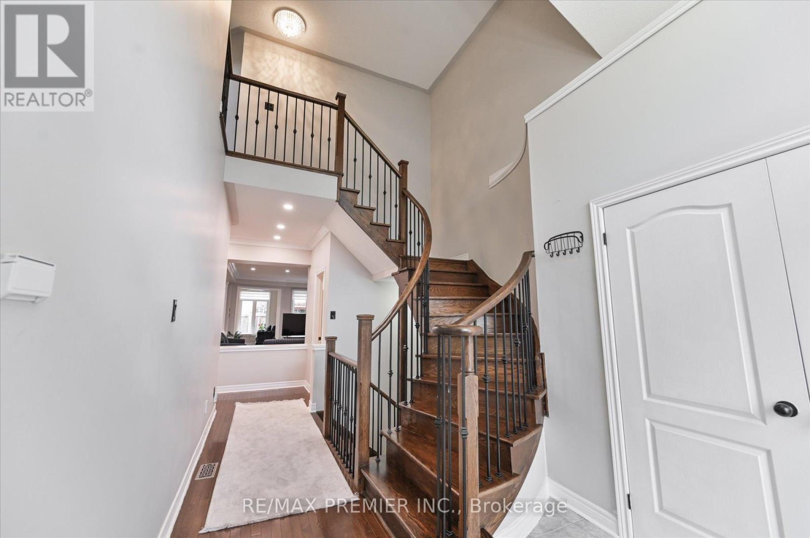 170 Ascalon Drive, Vaughan, Ontario  L6A 0M8 - Photo 3 - N12961334