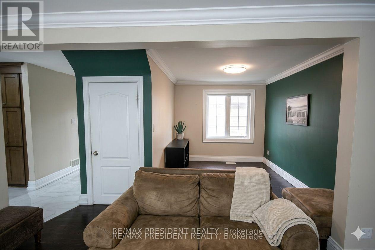 47 Harlow Crescent, Toronto, Ontario  M9V 2Y7 - Photo 6 - W12929326