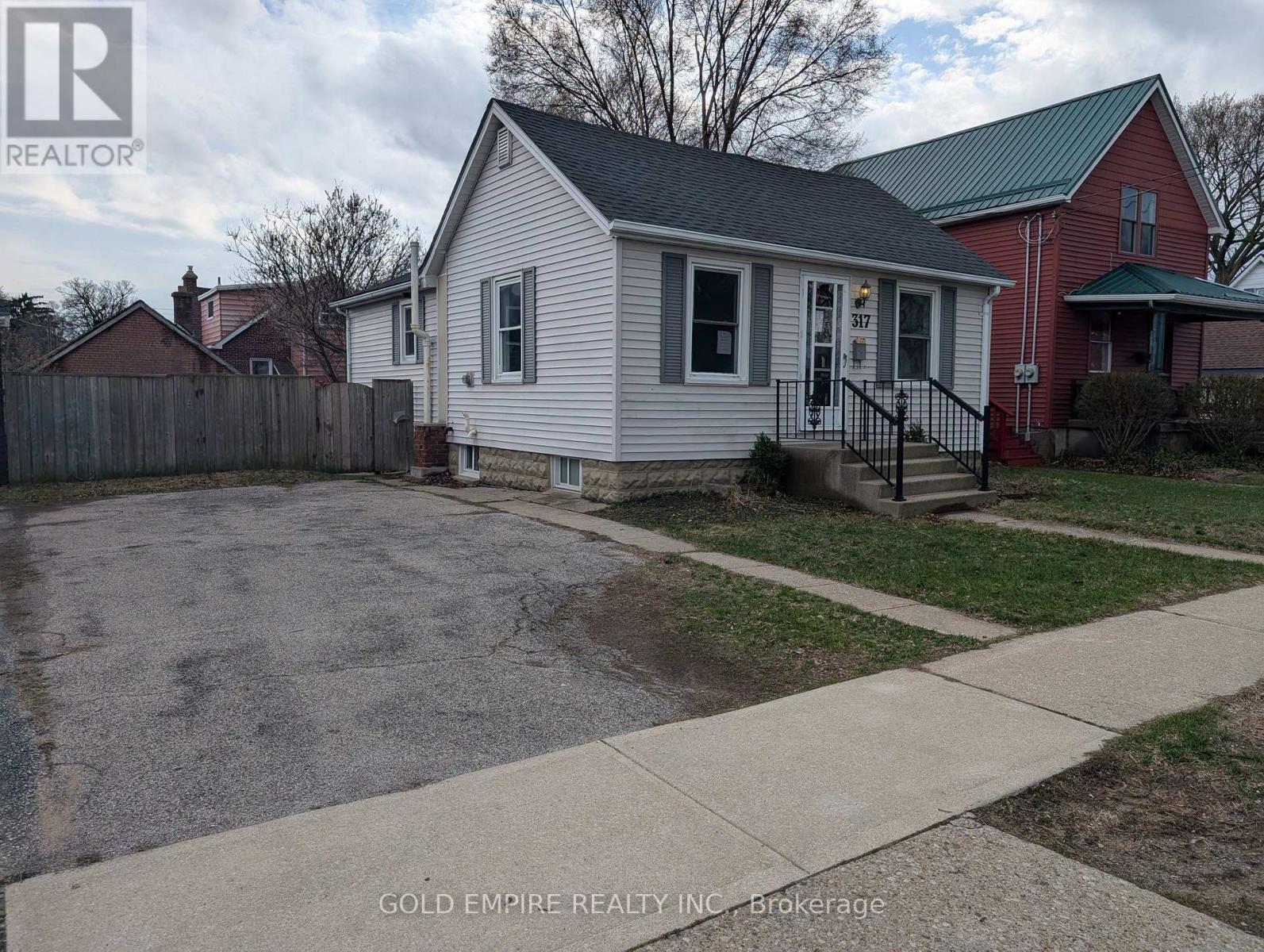 317 Maxwell Street, Sarnia, Ontario  N7T 5C6 - Photo 2 - X12961706