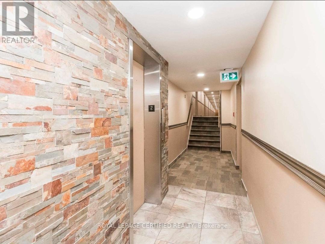 112 - 2095 Roche Court, Mississauga, Ontario  L5K 2C8 - Photo 2 - W12957958