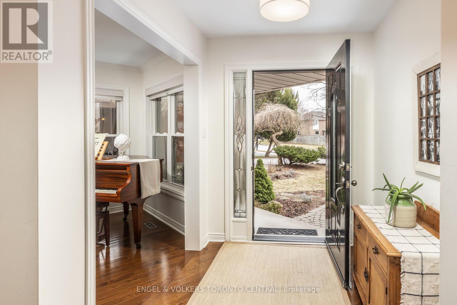 433 Lavas Road, Newmarket, Ontario  L3Y 8H4 - Photo 2 - N12961650